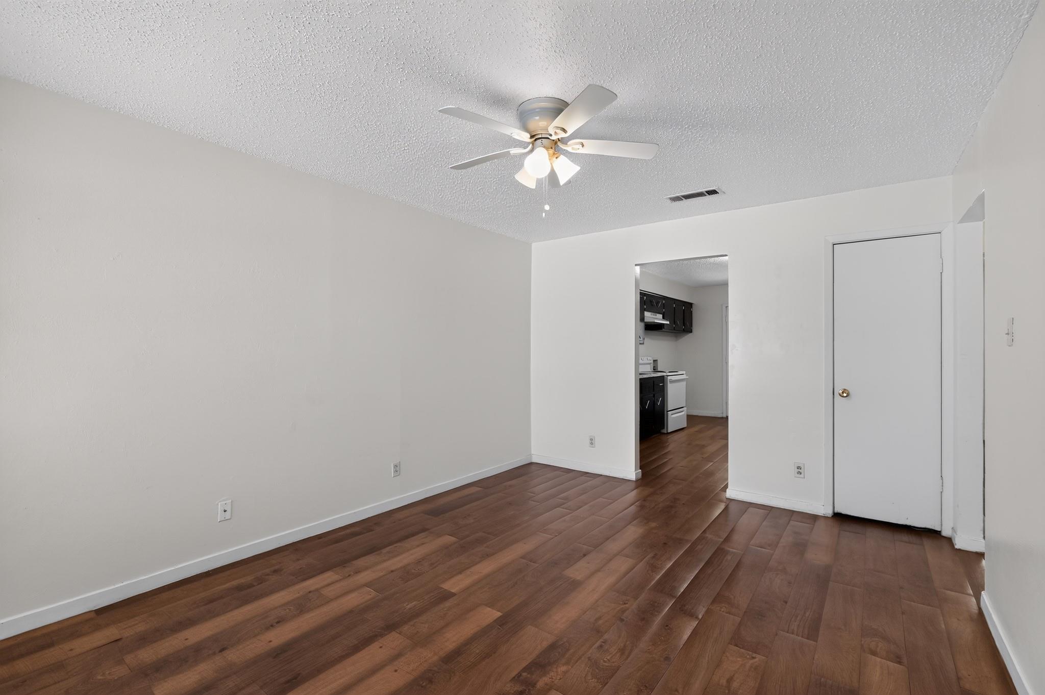 914 Travis LN