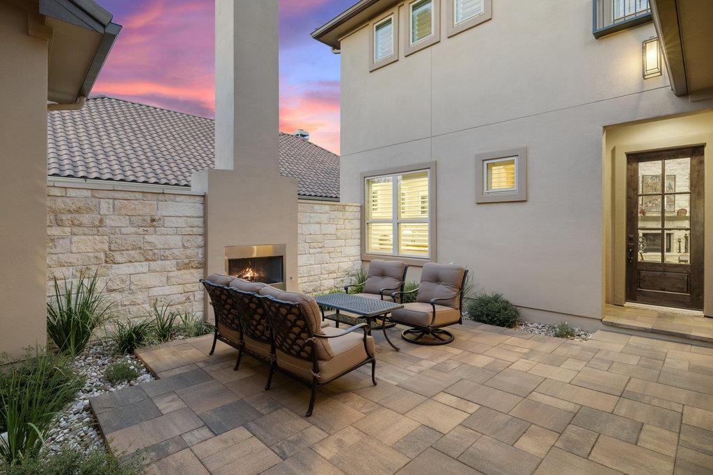 112 Charmstone LN