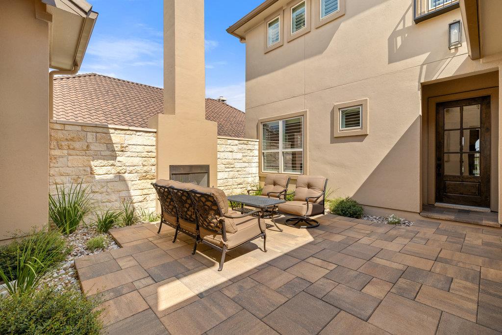 112 Charmstone LN