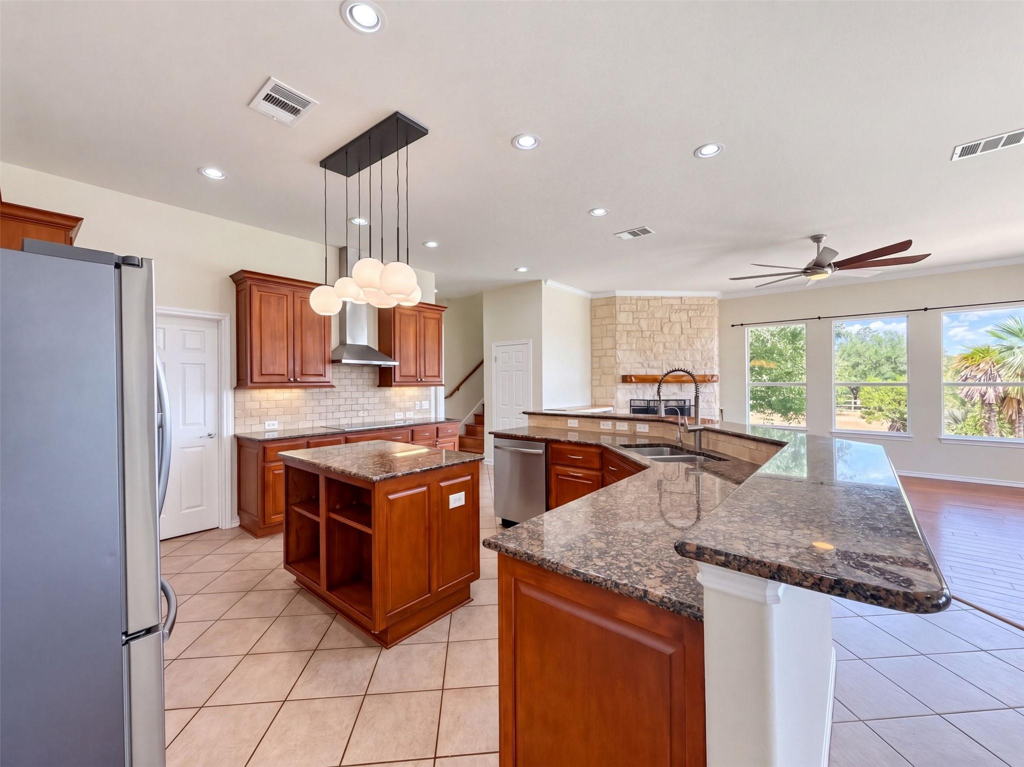 302 Saddletree LN