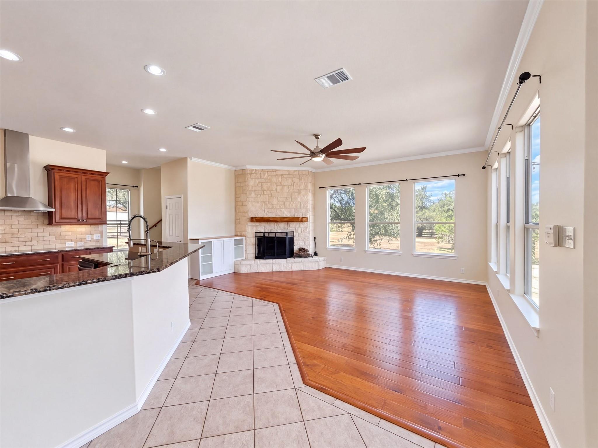302 Saddletree LN