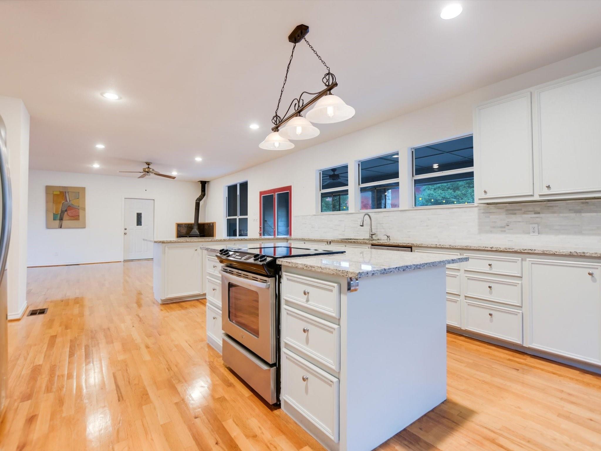 Austin, Texas 78733, United States, 5 Bedrooms Bedrooms, ,3 BathroomsBathrooms,Residential,Pending,51075