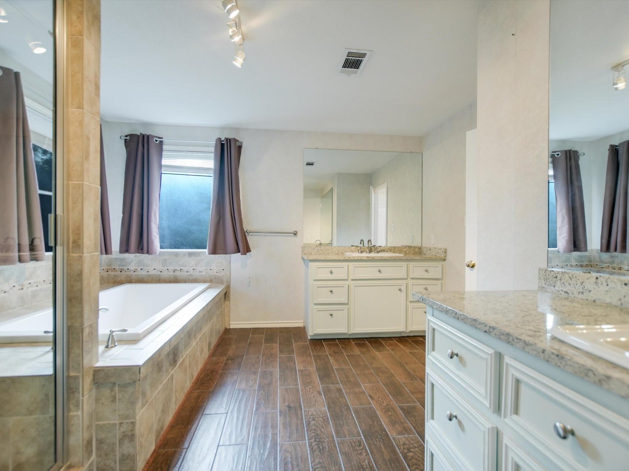 Austin, Texas 78733, United States, 5 Bedrooms Bedrooms, ,3 BathroomsBathrooms,Residential,Pending,51075