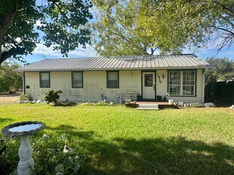 1510 E Fannin ST Luling TX 78648