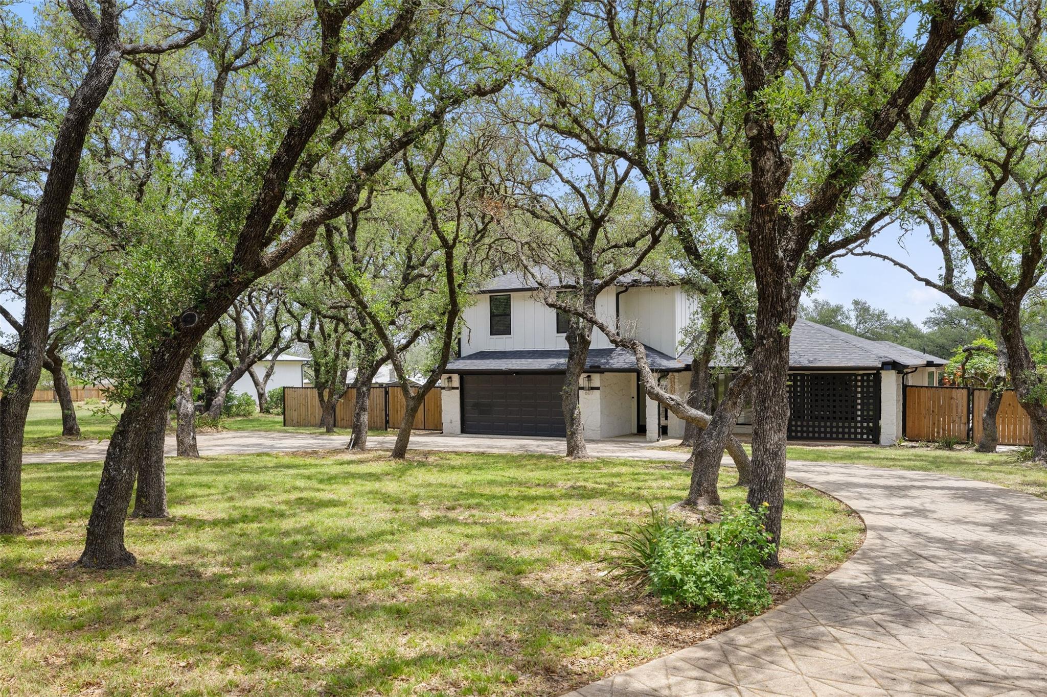 607 Liveoak DR