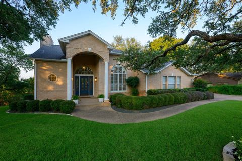 Photo of 310 Timpanagos DR, Lakeway, TX 78734 (MLS # 7897027)