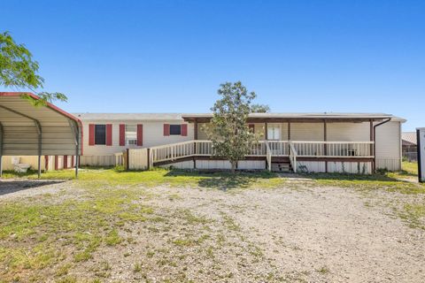 4818 Young Oak Elmendorf TX 78112
