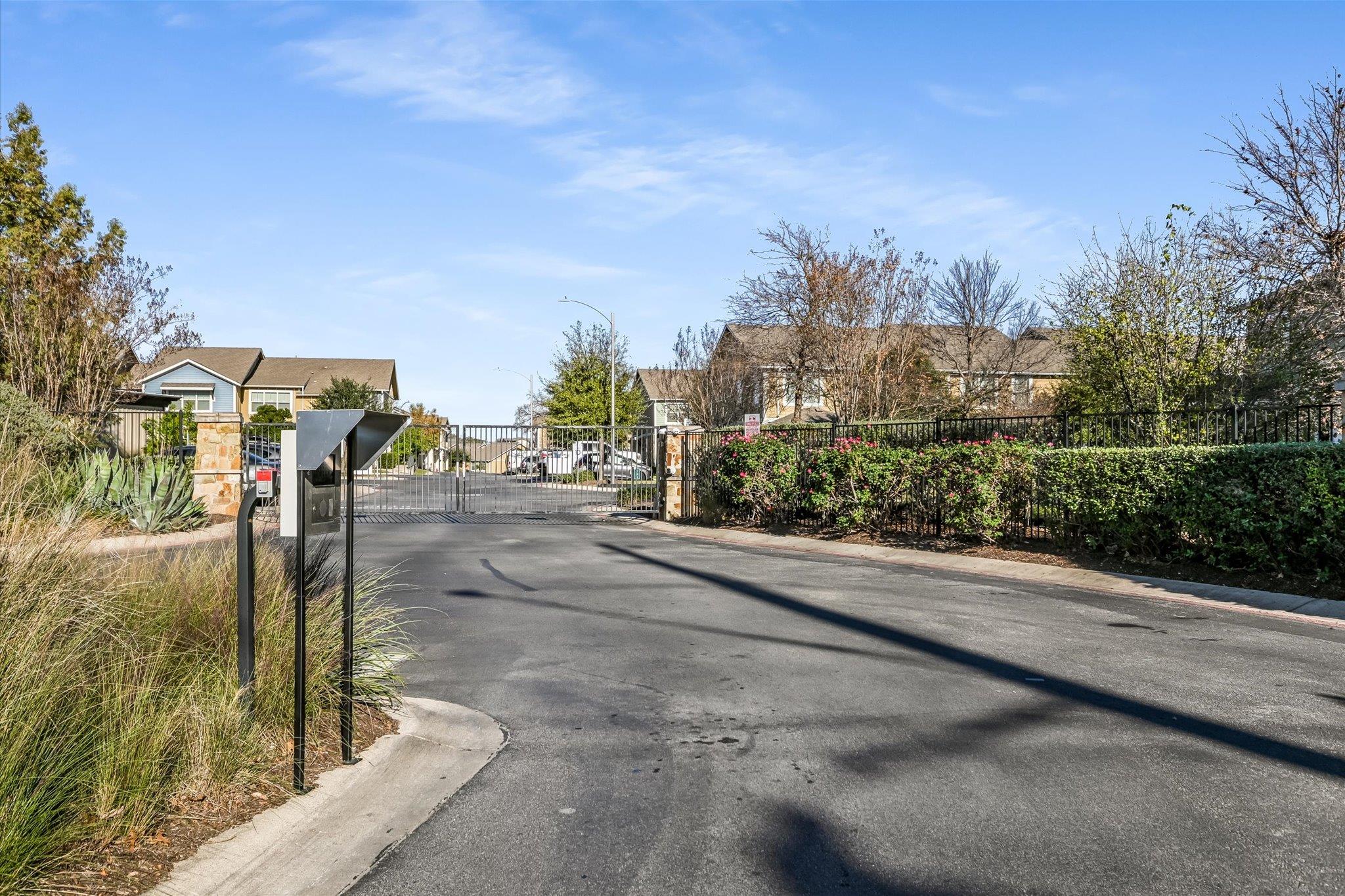 516 E Slaughter LN 604