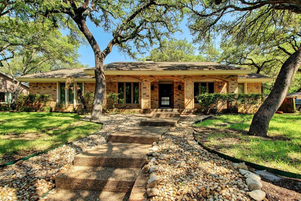 Photo of 3112 Eanes CIR, Austin, TX 78746 (MLS # 6410230)