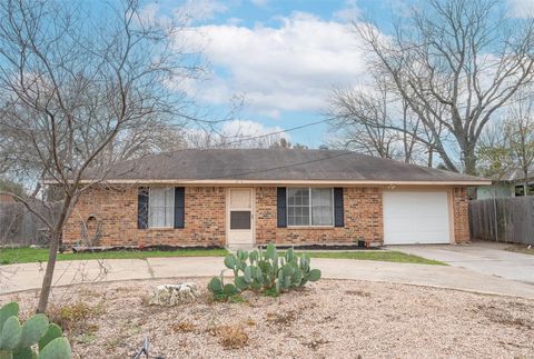 Photo of 1114 Woodlawn ST, Lockhart, TX 78644 (MLS # 5181649)