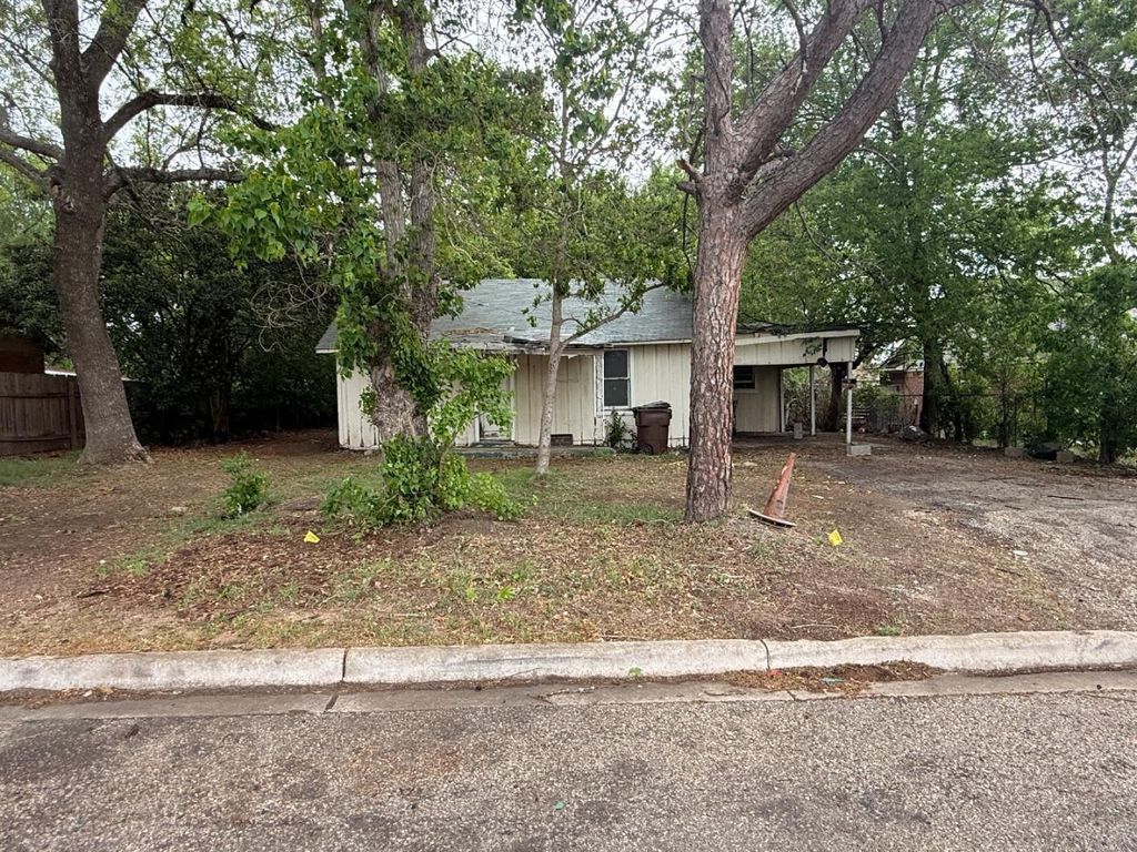 Photo of 918 S Brazos ST, Lockhart, TX 78644 (MLS # 6204800)
