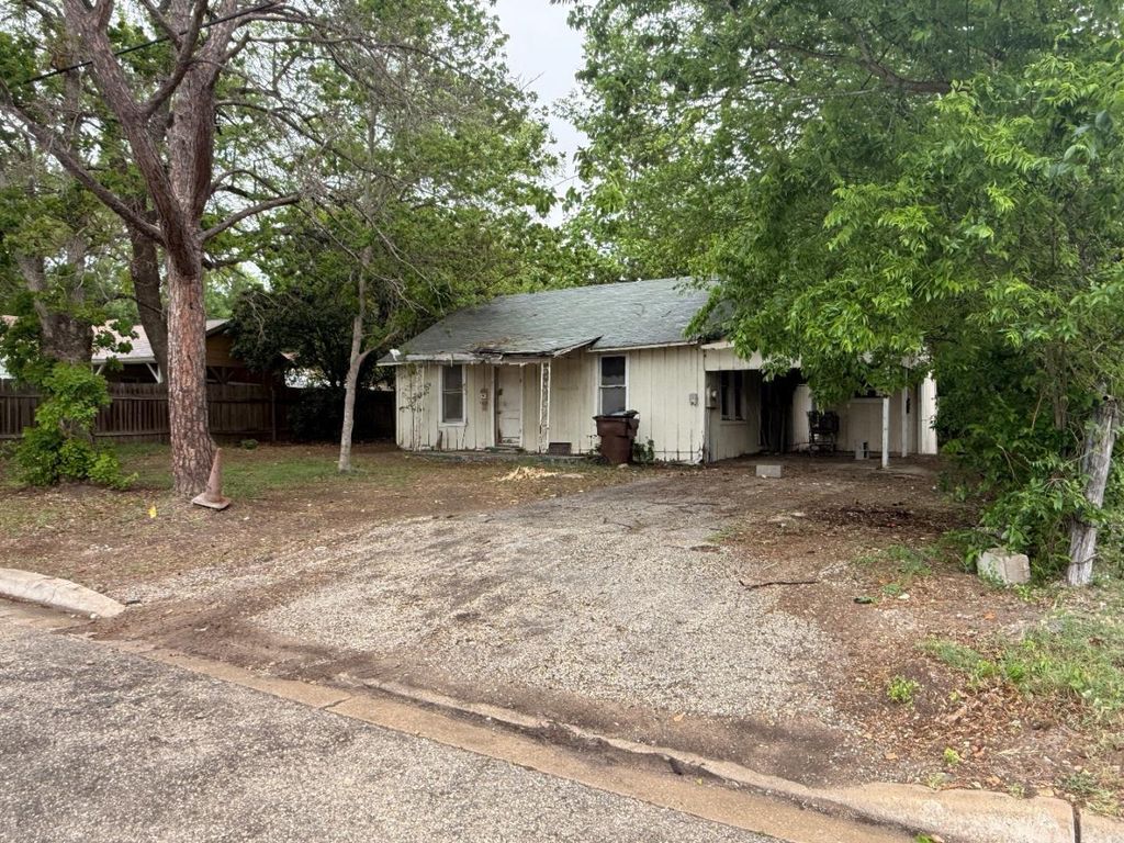 Photo of 918 S Brazos ST, Lockhart, TX 78644 (MLS # 6204800)