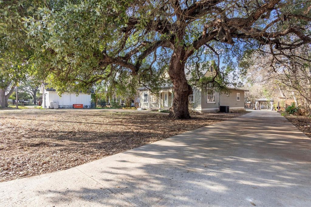 Photo of 309 Bois D Arc ST, Lockhart, TX 78644 (MLS # 5382875)