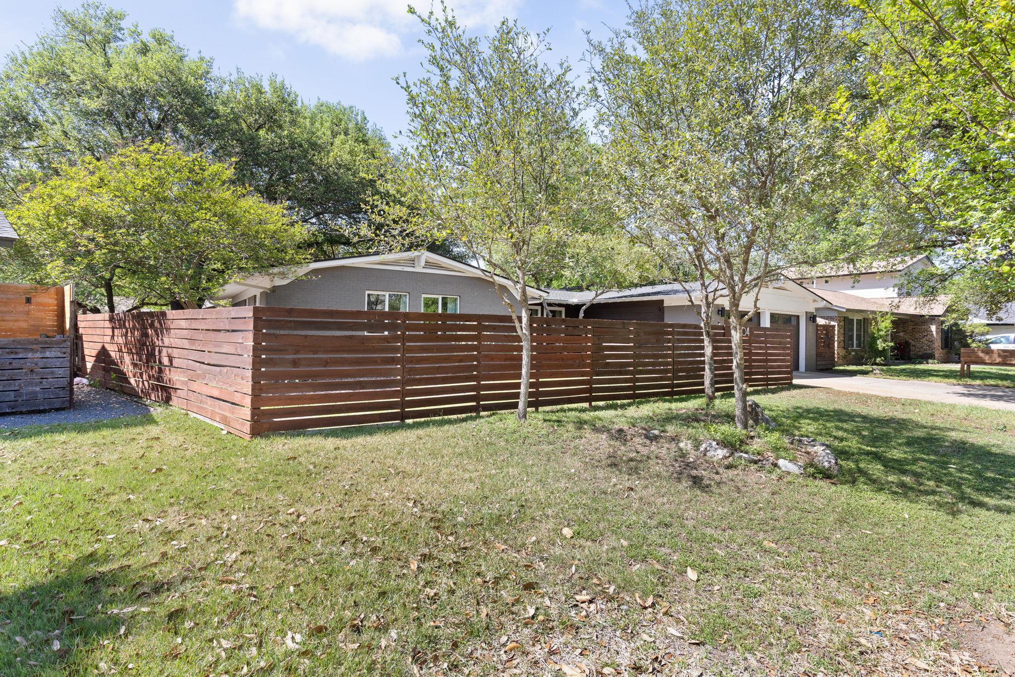 8604 Primrose LN