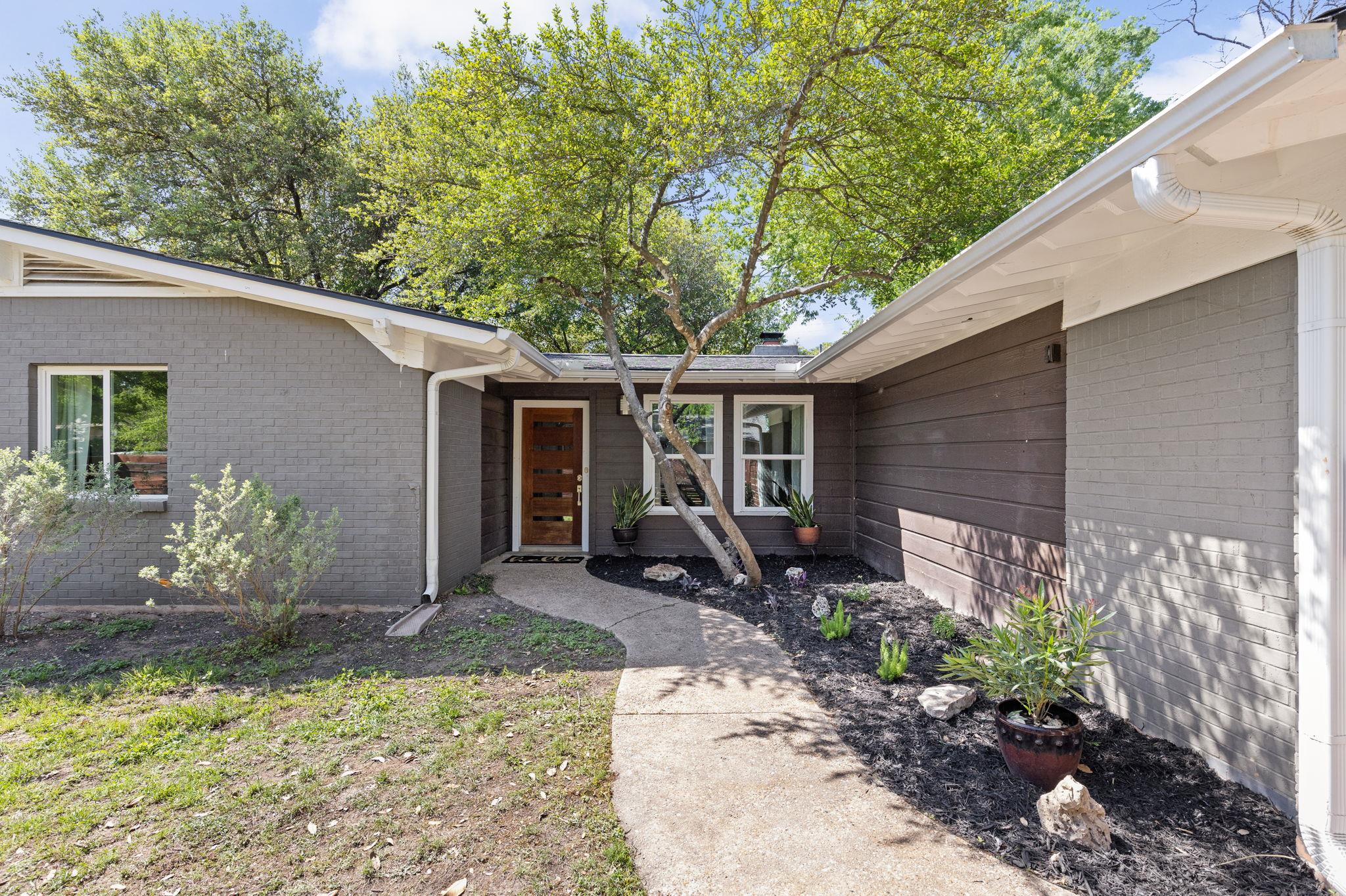 8604 Primrose LN