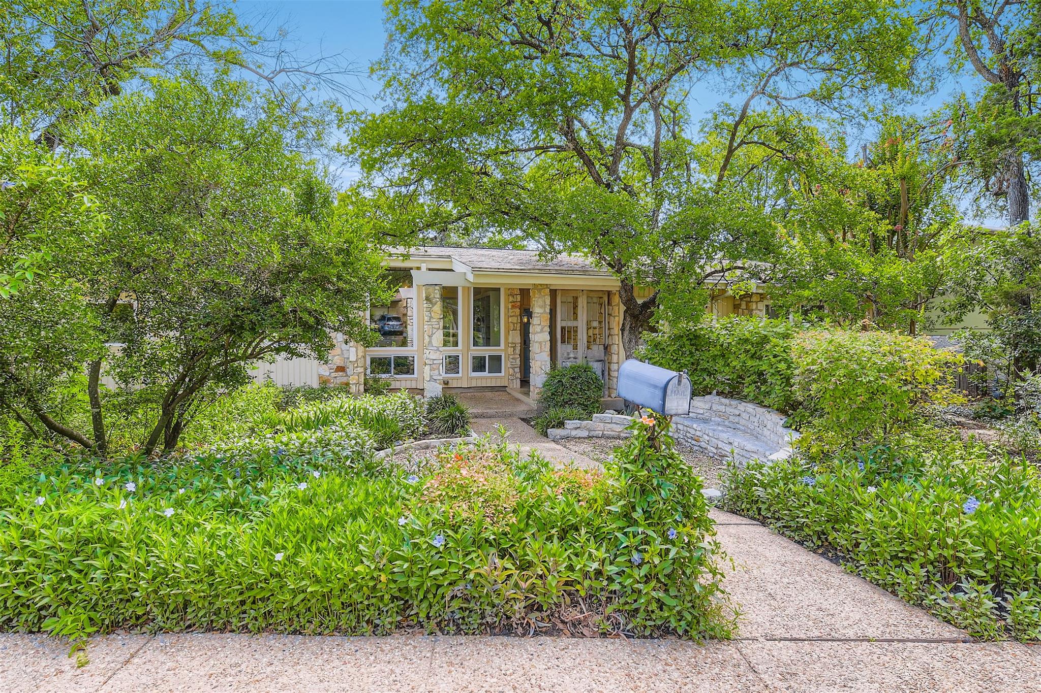 1901 Cresthaven DR