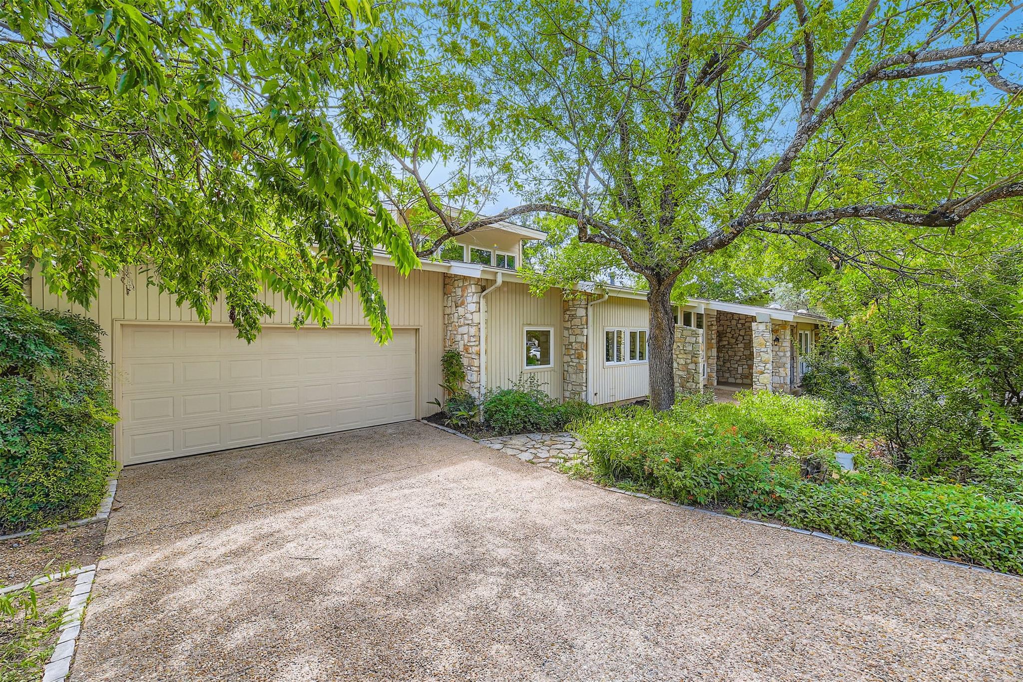 1901 Cresthaven DR