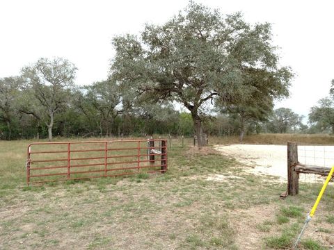 251 Lefty Lane LN Goliad TX 77963