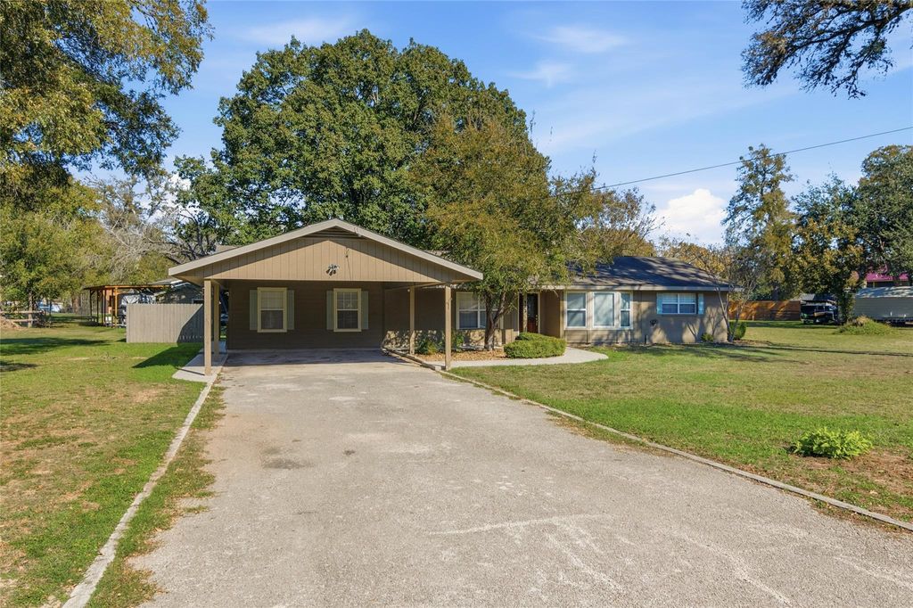 Photo of 163 Lakeside DR, Seguin, TX 78155 (MLS # 8010644)