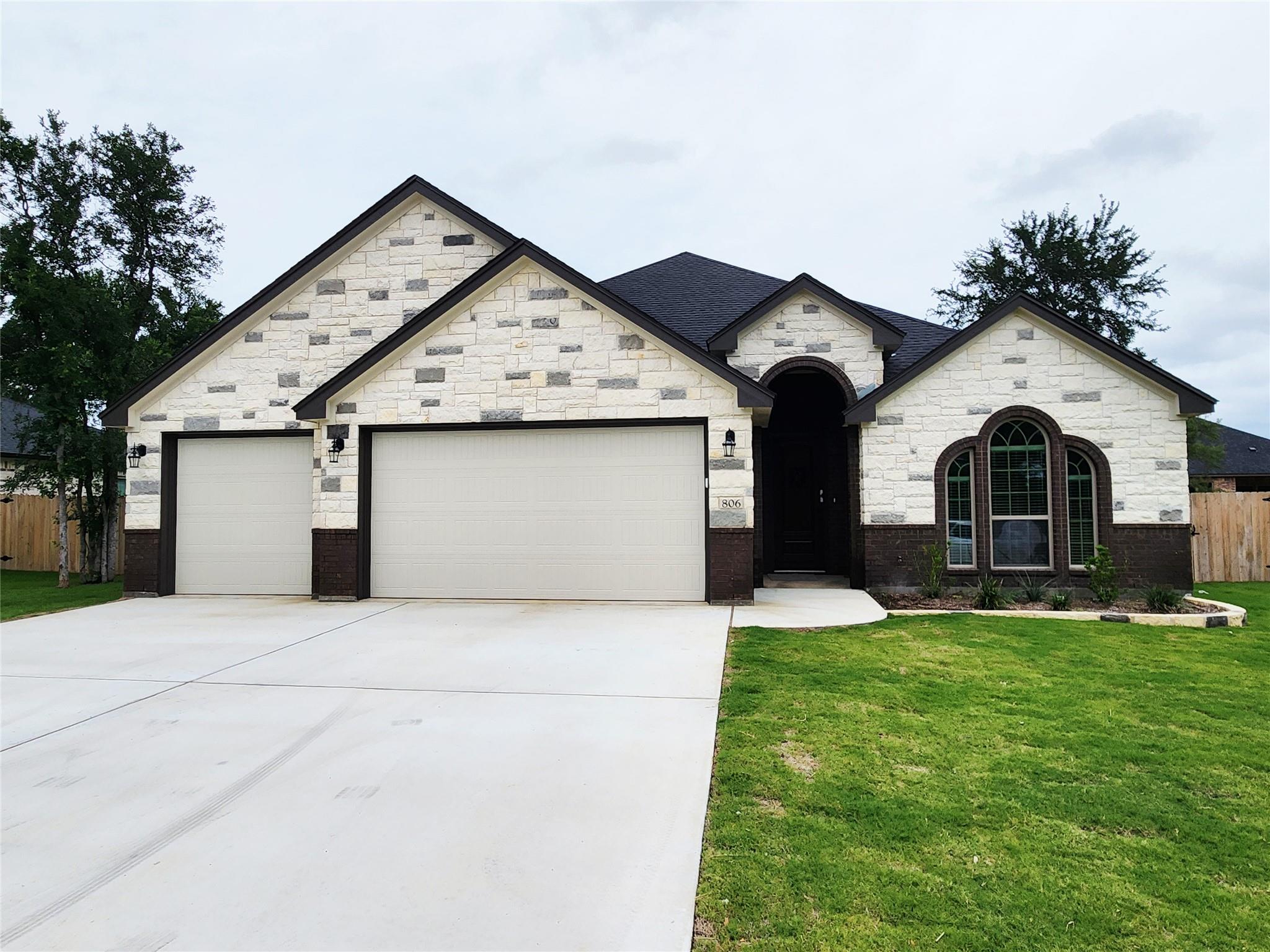 806 Eagle Heights DR