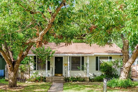 Photo of 1301 Piedmont Ave, Austin, TX 78757 (MLS # 8625519)