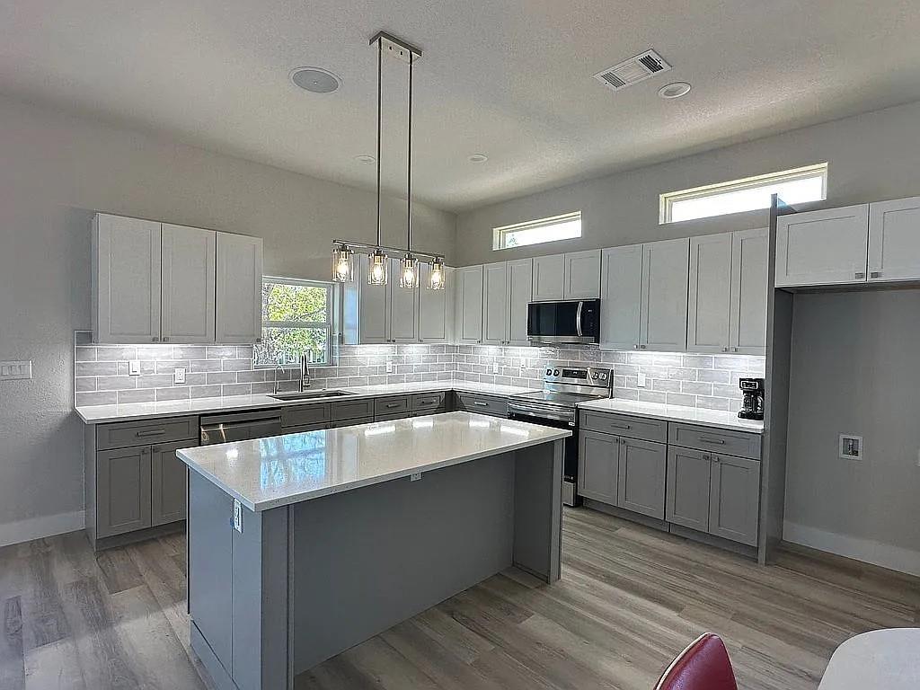 195 Covert DR