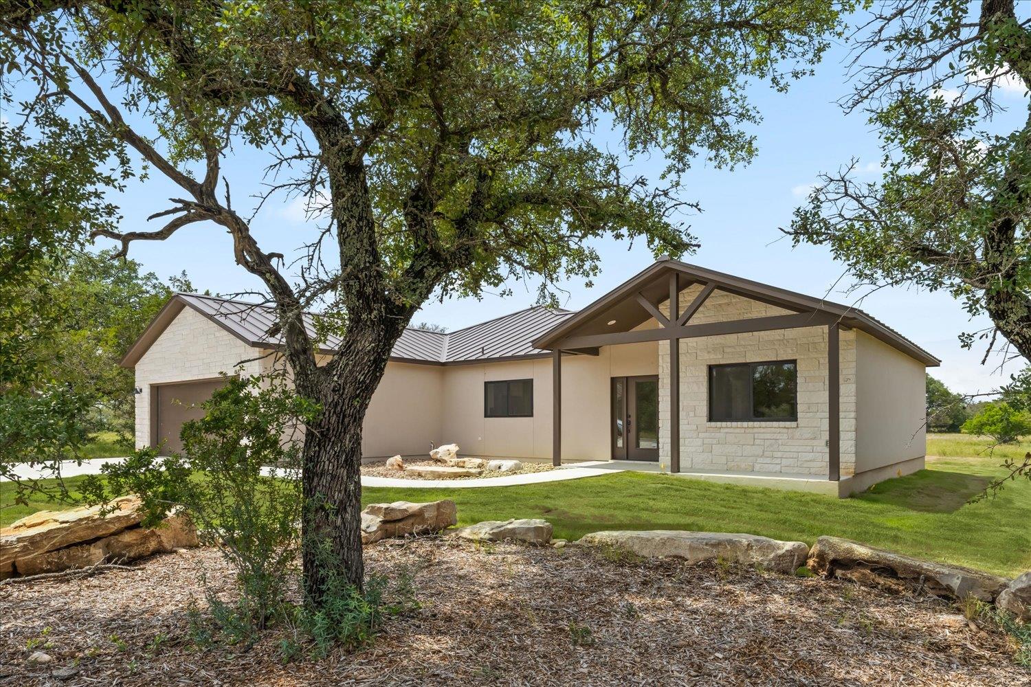 Photo 1 of 35 — 114 Rolling Hill DR, Horseshoe Bay, TX 78657
