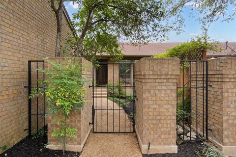 Photo of 5724 N SCOUT ISLAND CIR, Austin, TX 78731 (MLS # 3531114)