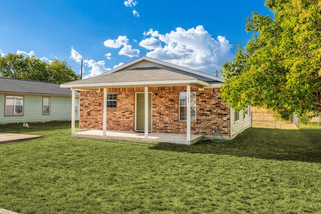 Photo of 1303 W Pointe PL, Lockhart, TX 78644 (MLS # 3420291)