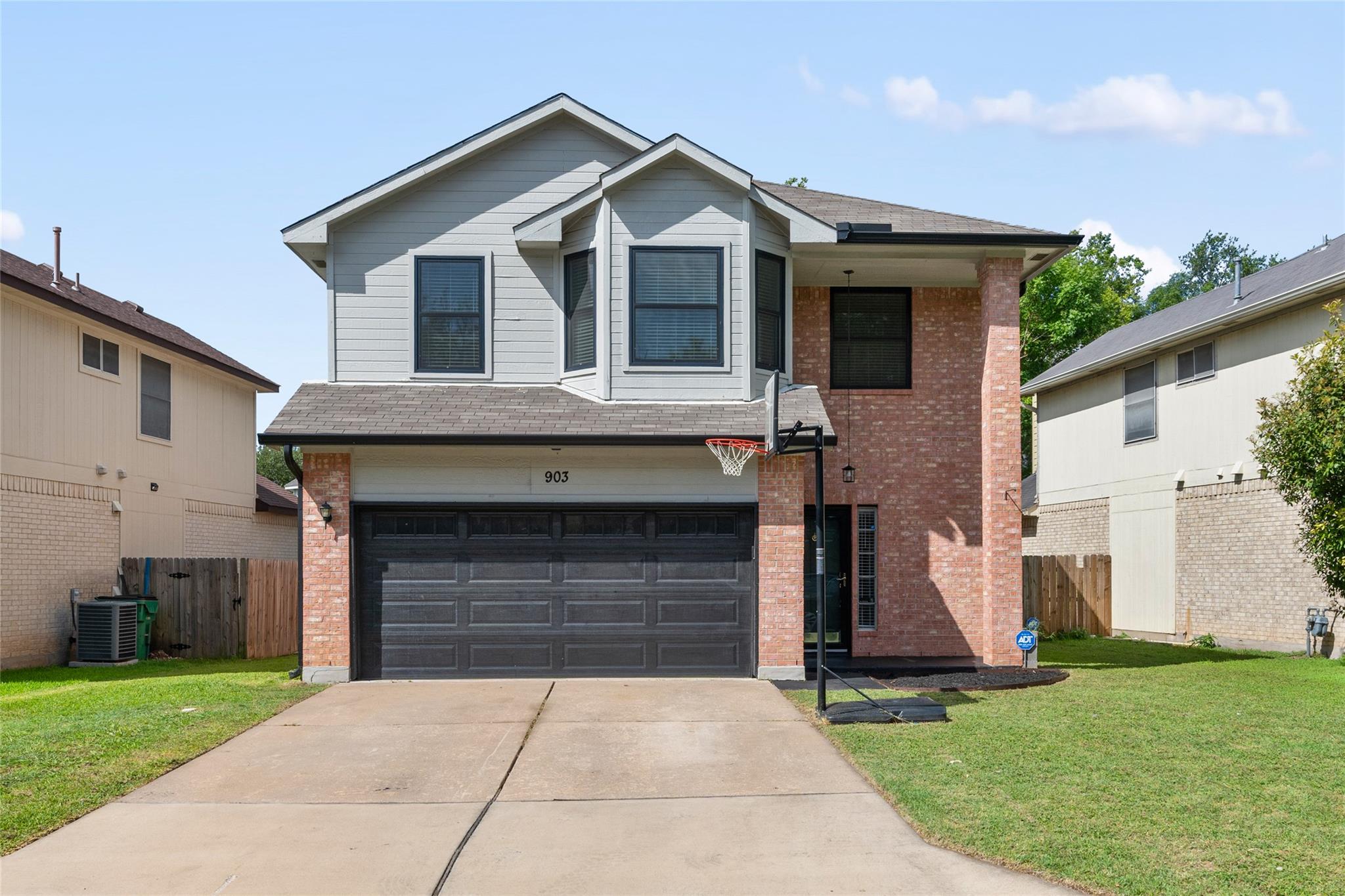 903 Thackeray LN