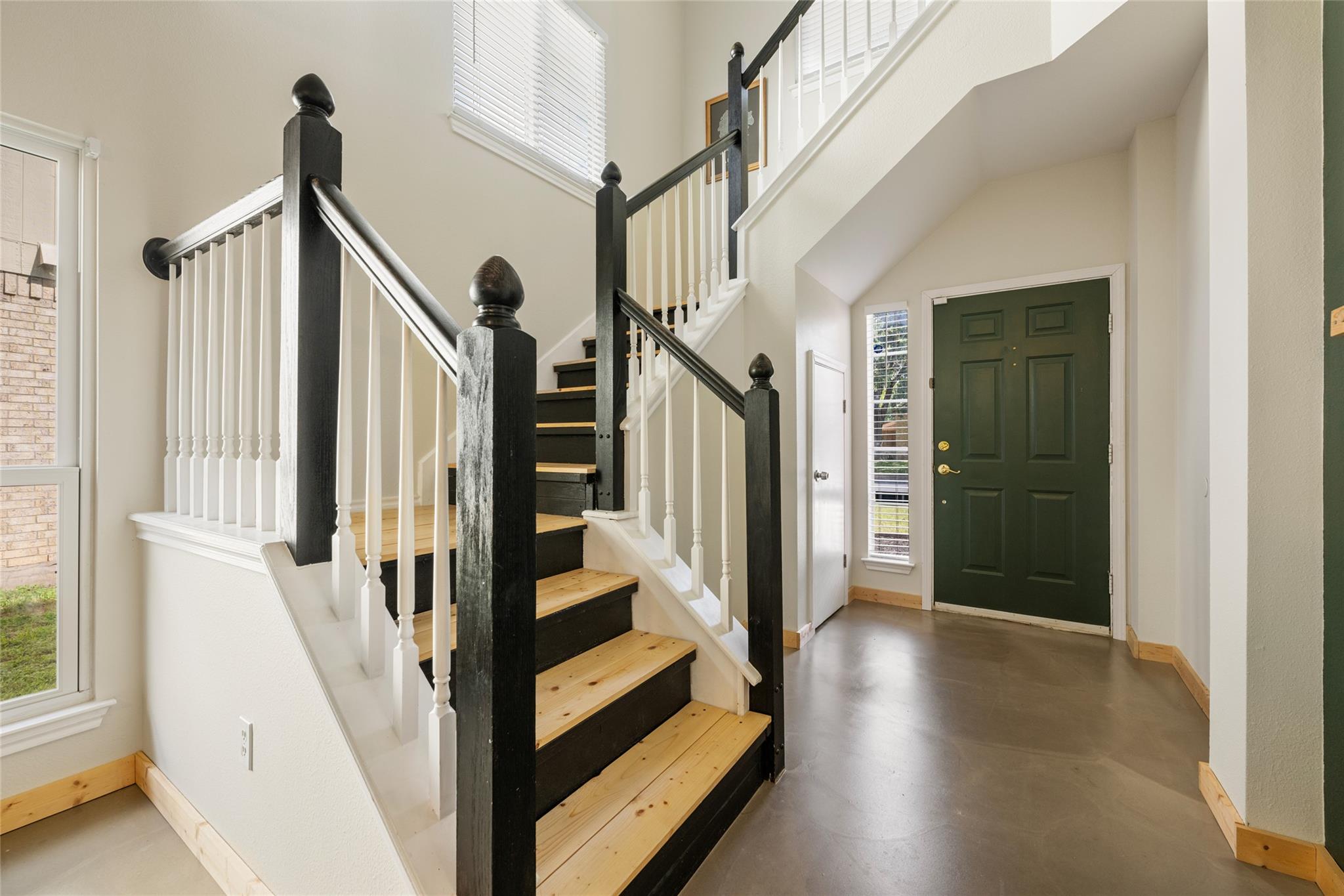 903 Thackeray LN