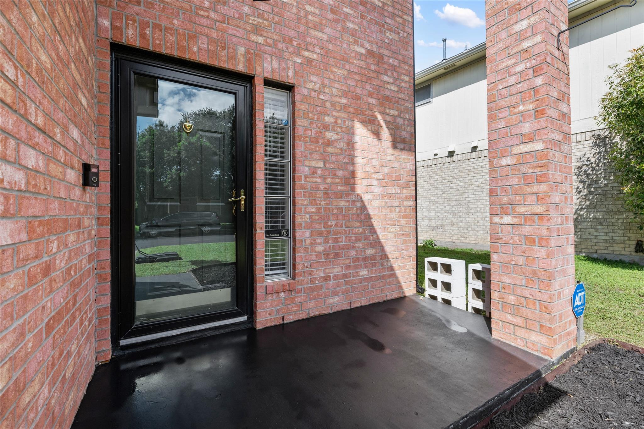 903 Thackeray LN