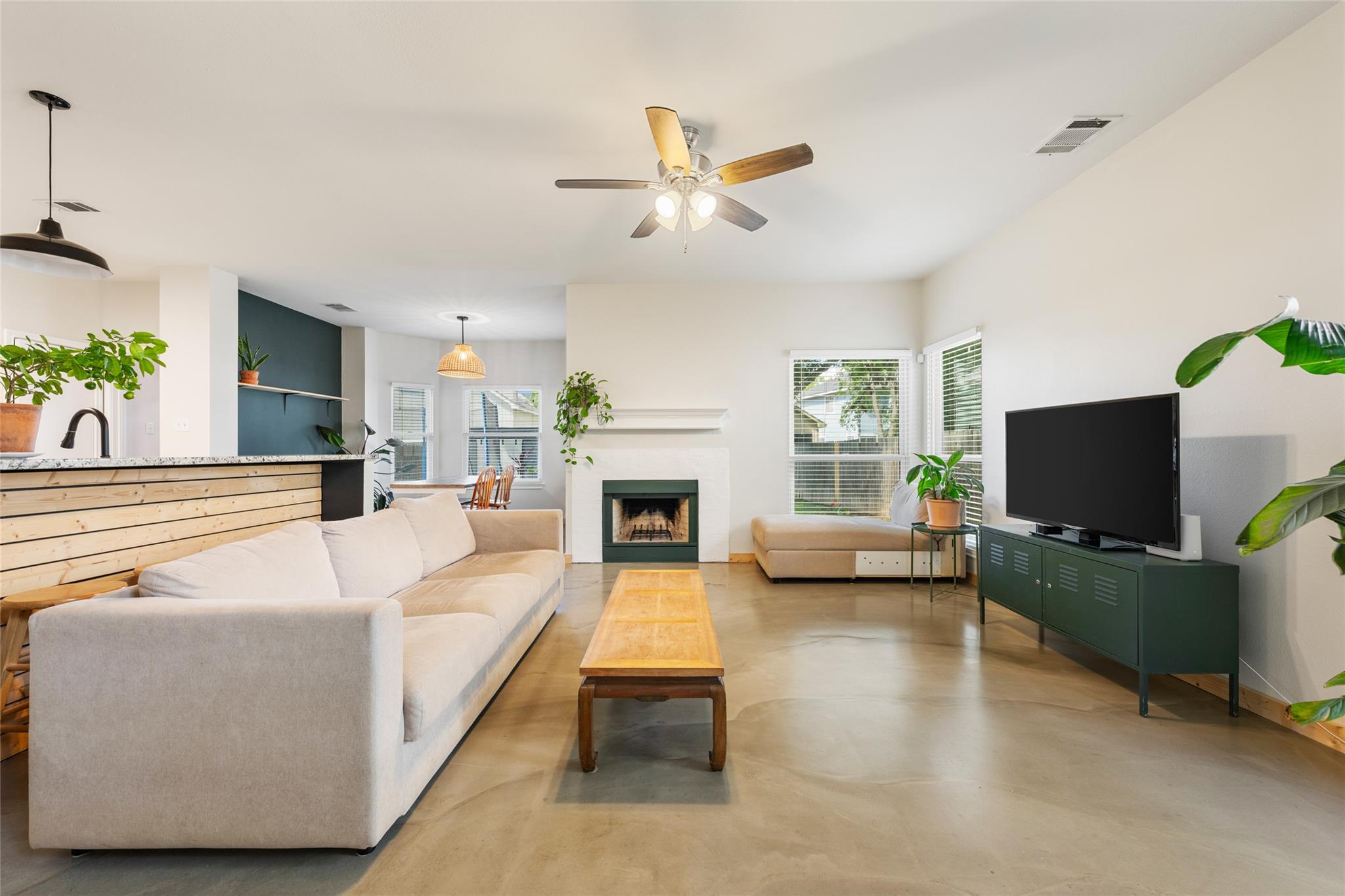 903 Thackeray LN