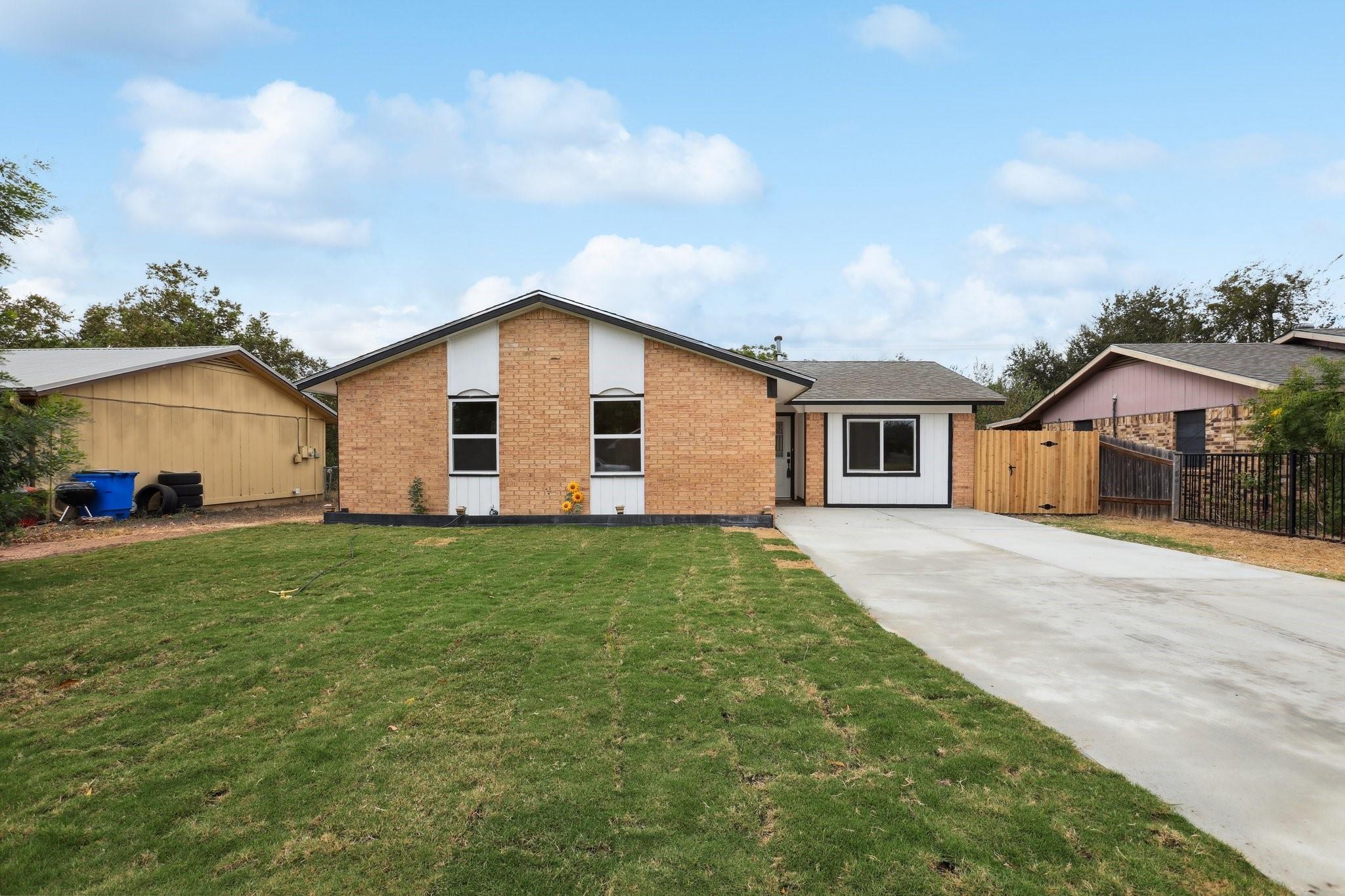 707 Mockingbird LN