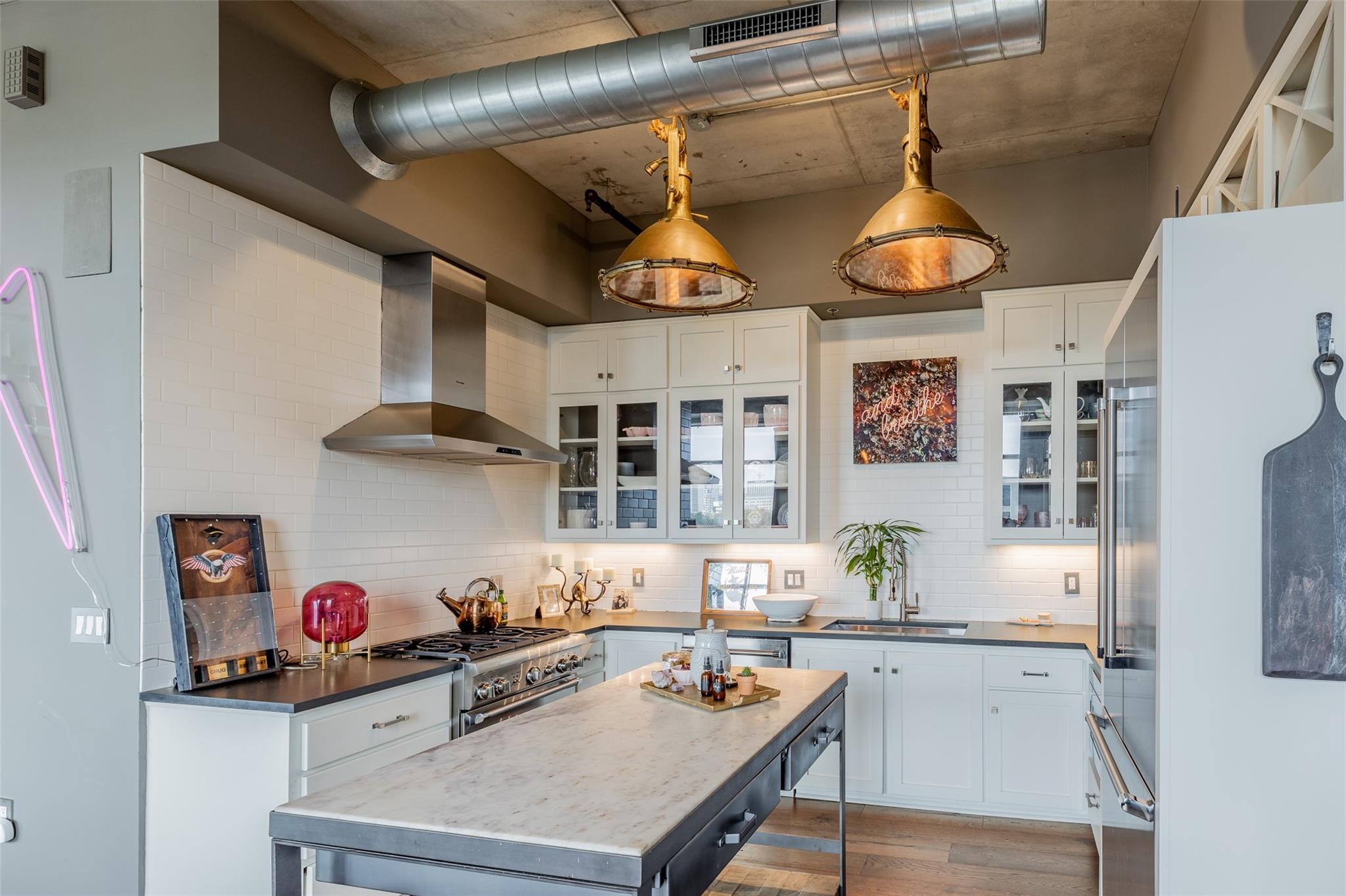 800 W 5th ST 606