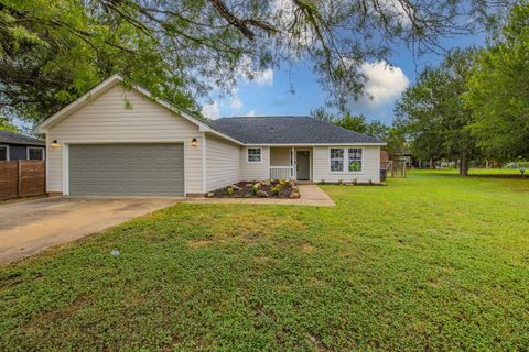 Photo of 119 W Kikipua LN, Bastrop, TX 78602 (MLS # 1308361)