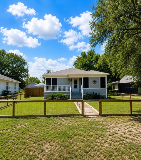 Photo of 505 Lee ST, Smithville, TX 78957 (MLS # 2656161)
