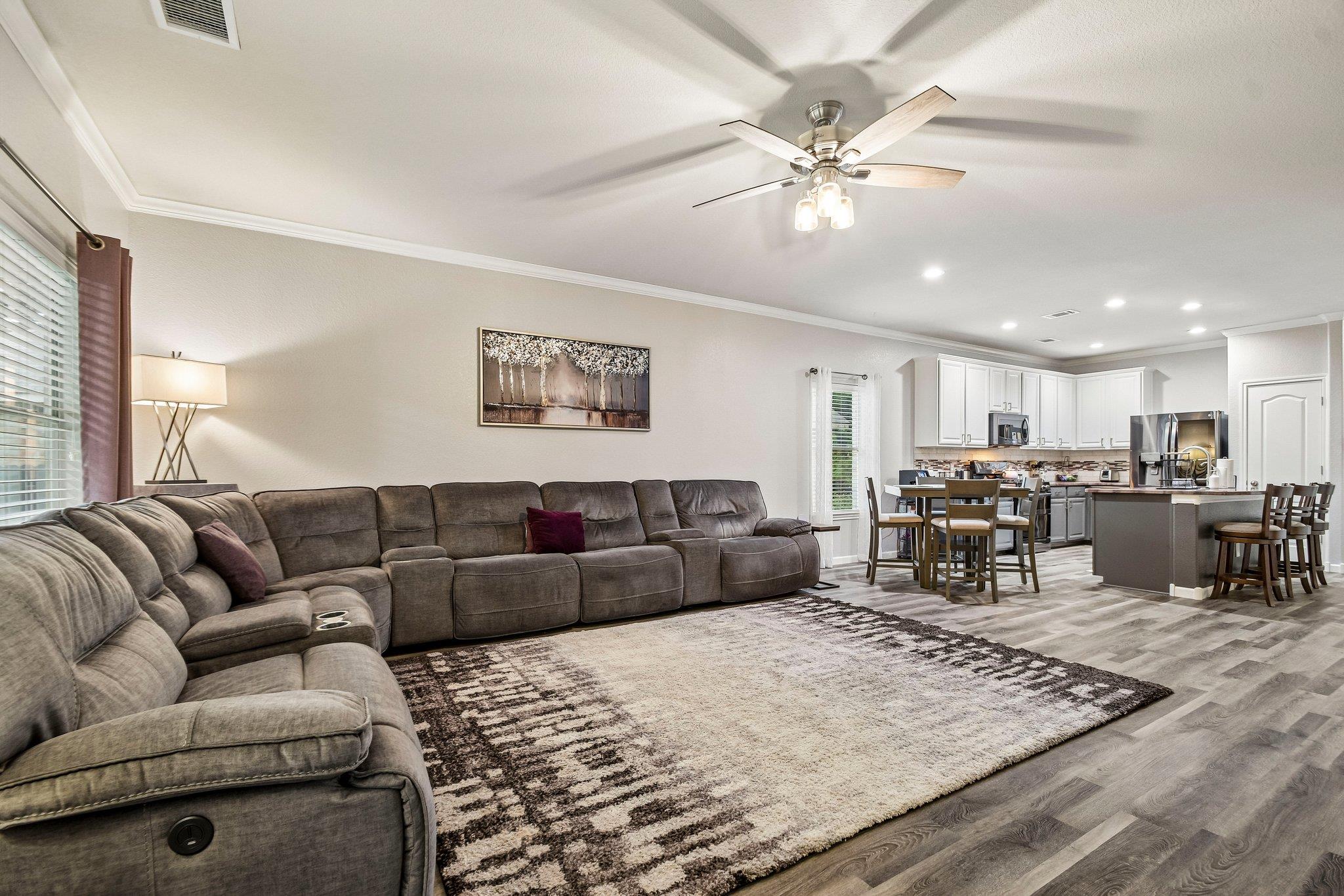 913 Hyde Park DR