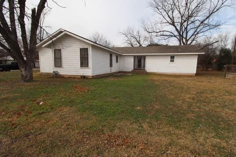 1102 W Sunset ST San Saba TX 76877