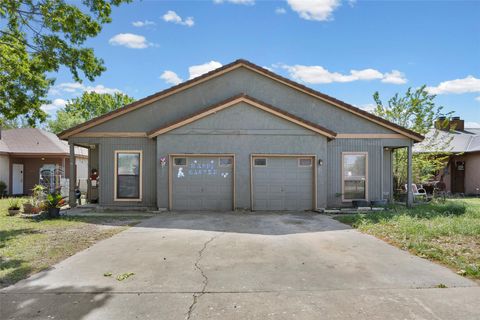 911 Crockett ST Lockhart TX 78644