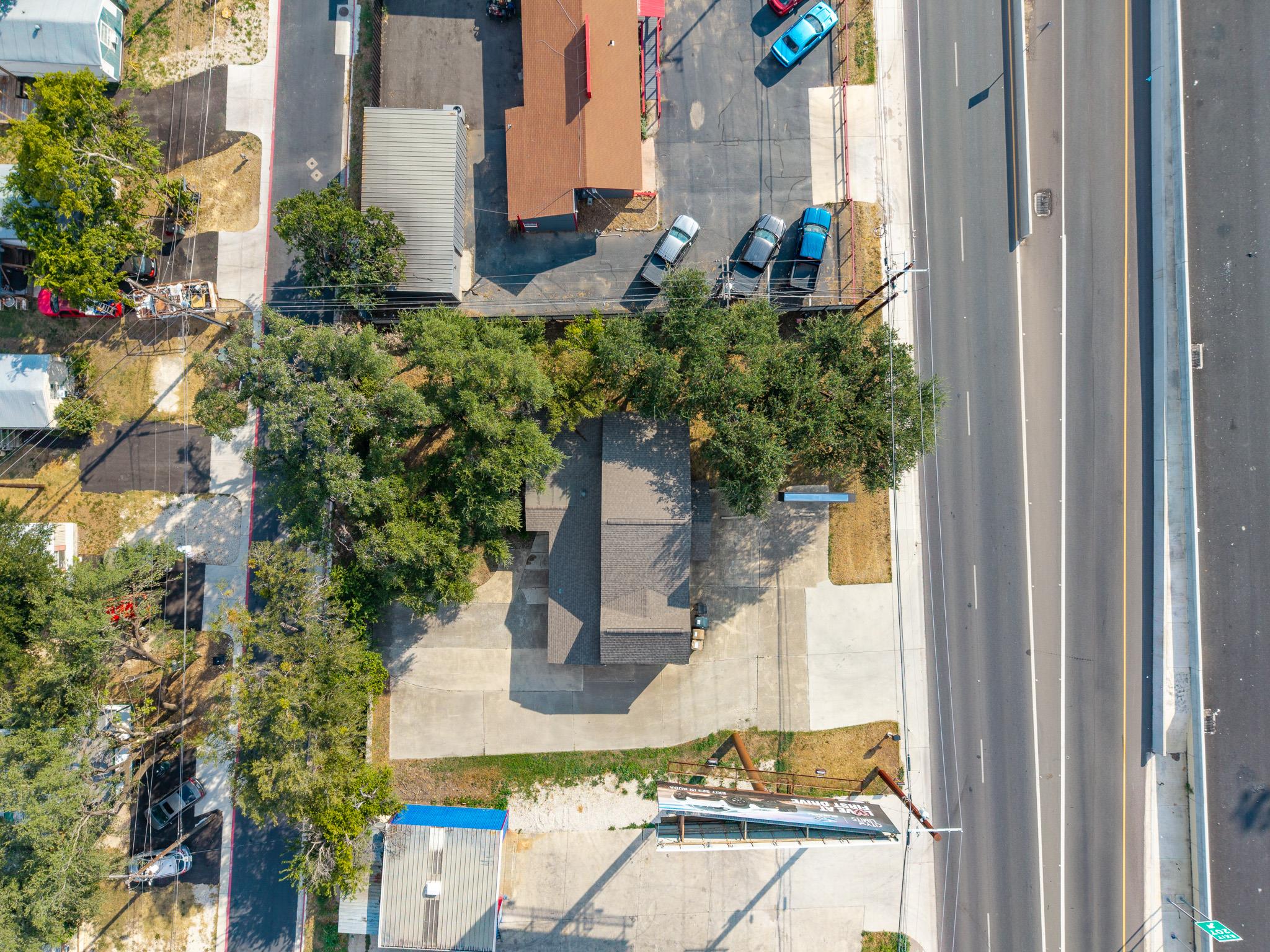 1712 N Interstate 35 Freeway