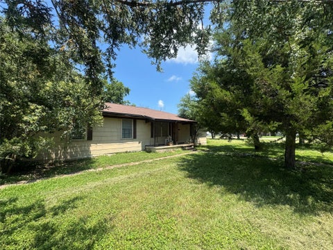 Photo of 300 S Elm Ave, Cameron, TX 76520 (MLS # 2812332)