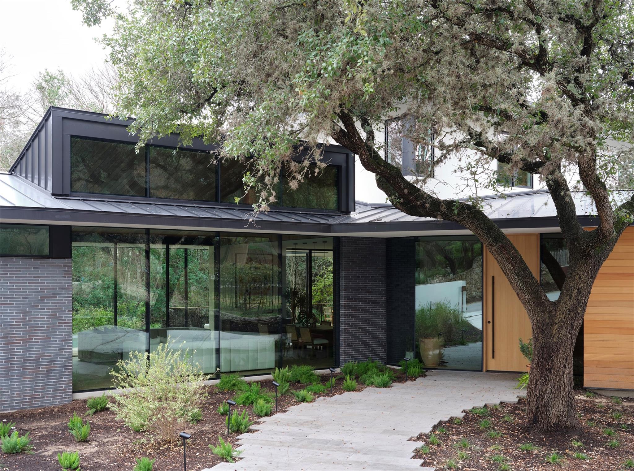 Photo 1 of 28 — 2705 1/2 Stratford DR, Austin, TX 78746