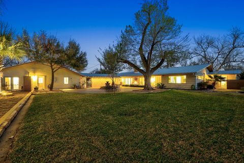 1405 E 18th ST Georgetown TX 78626