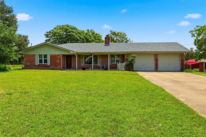 Photo 1 of 34 — 241 Hilltop DR, Burnet, TX 78611