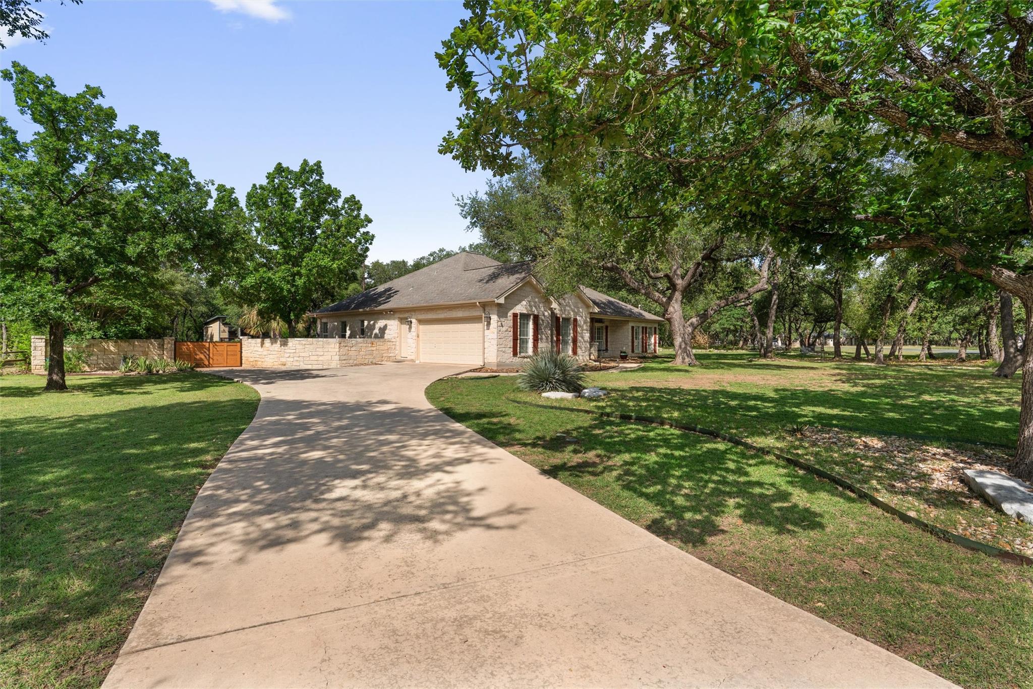 223 E Ridgewood RD