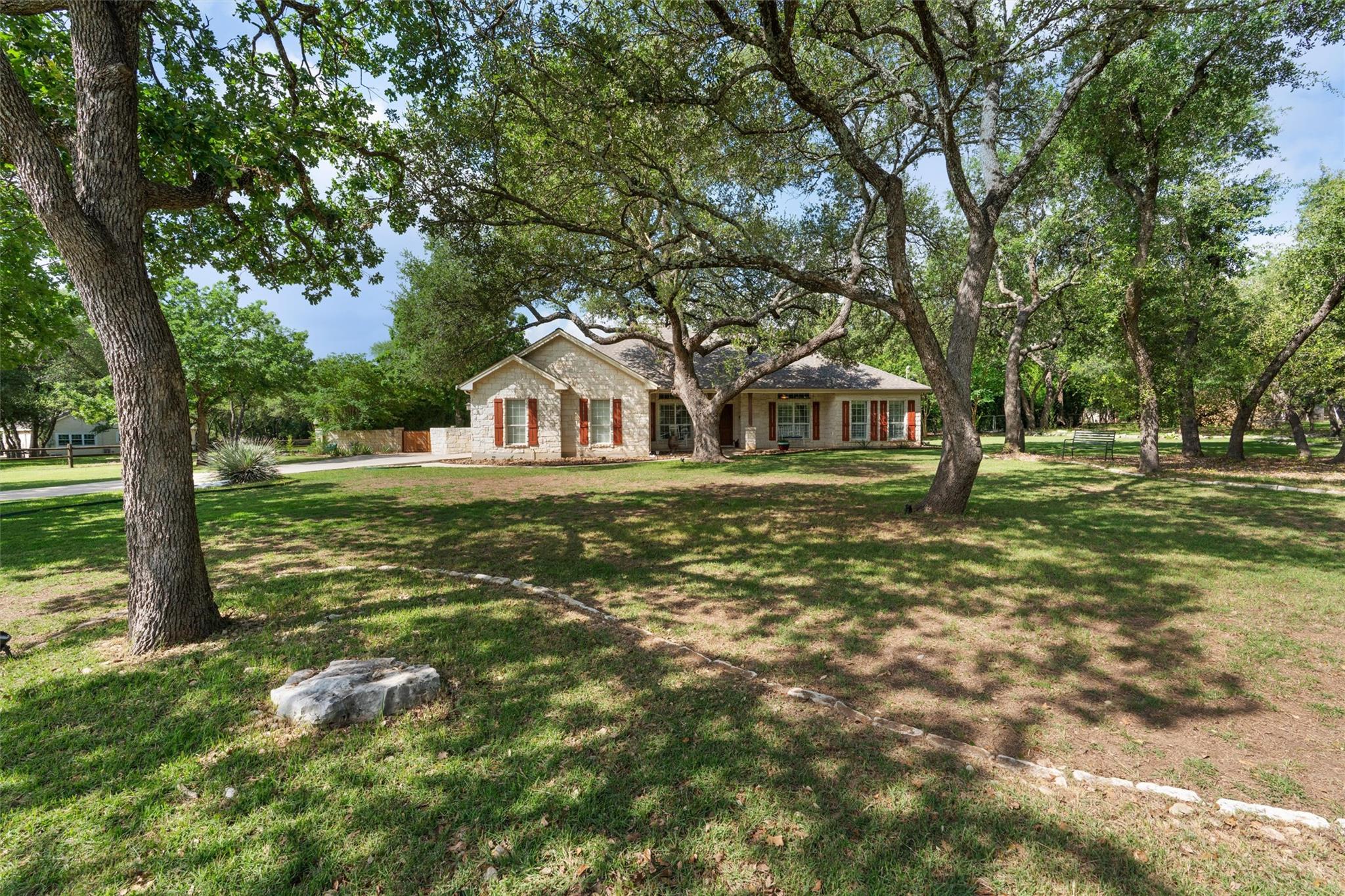 223 E Ridgewood RD