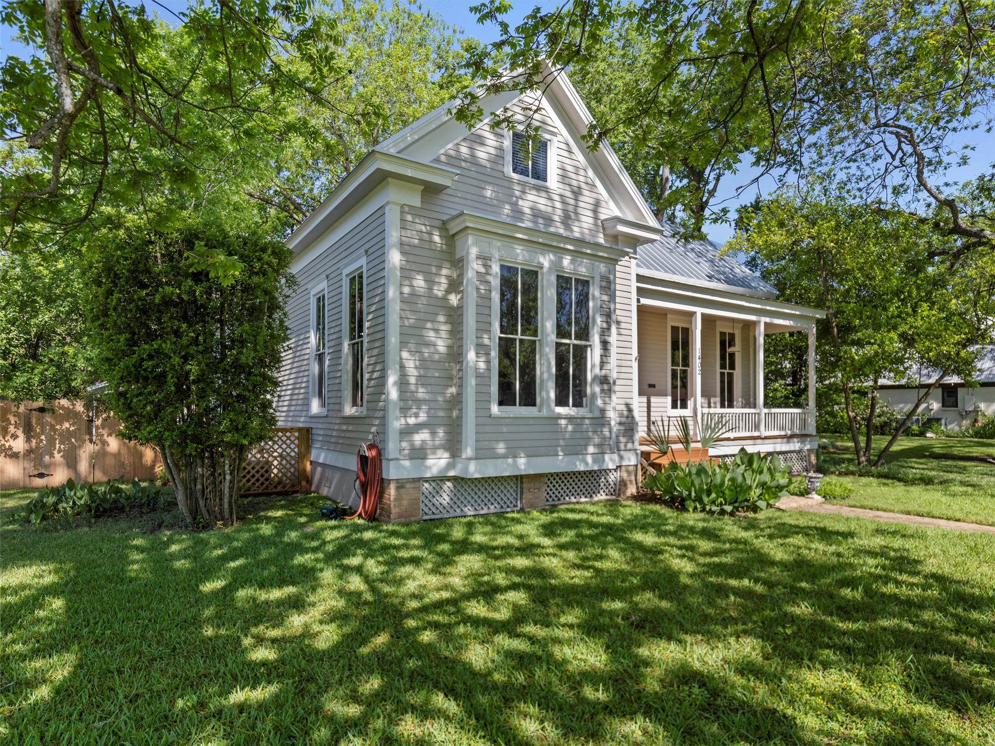 1402 Pecan ST