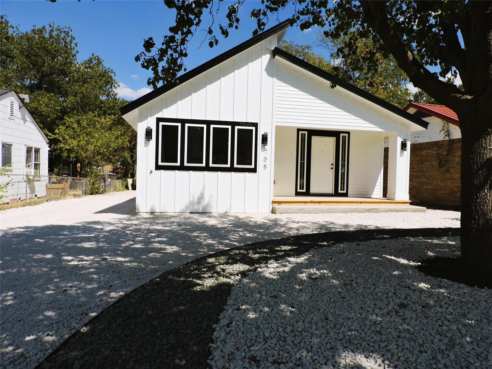 705 E Highway 82