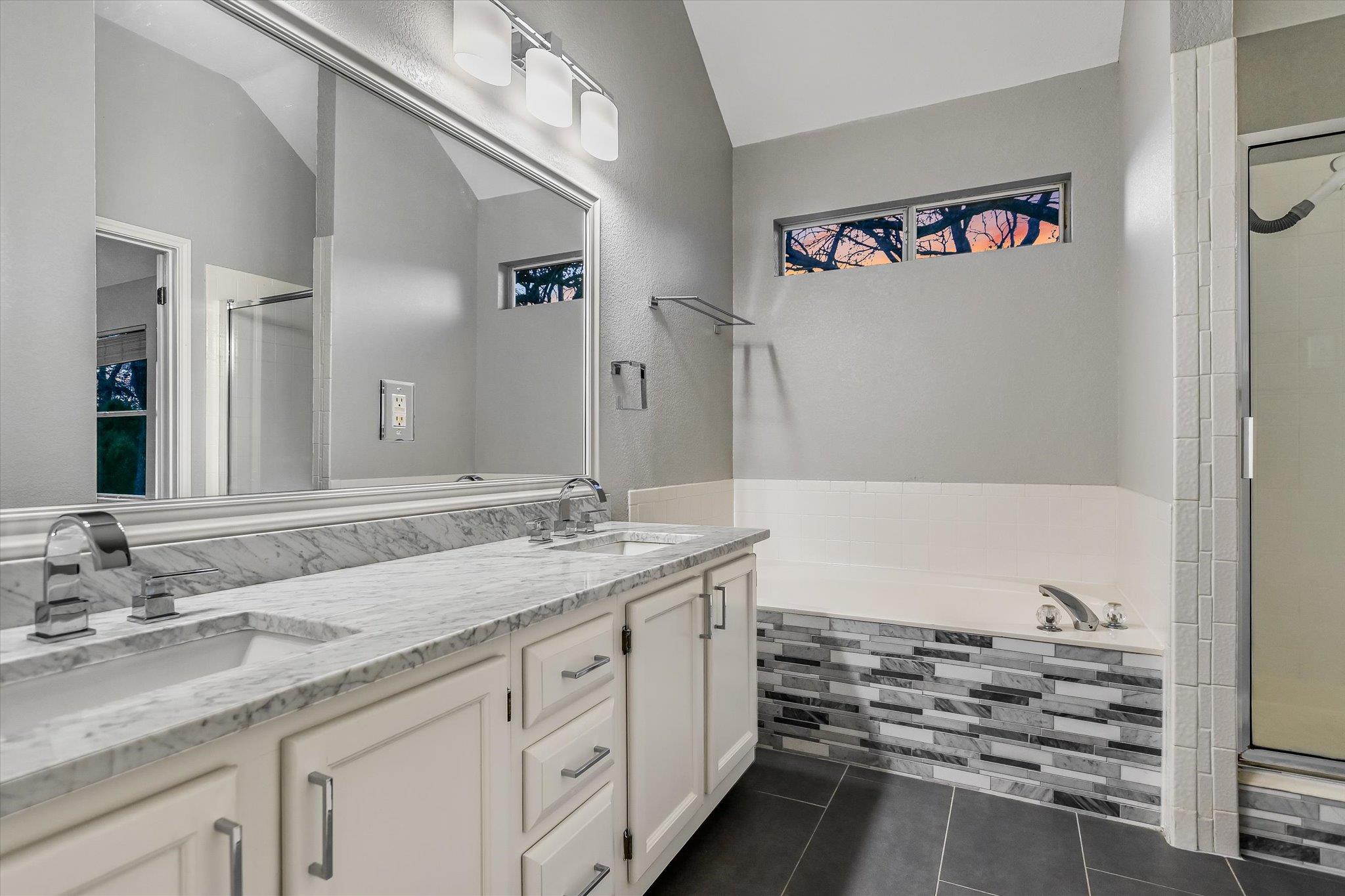 Austin, Texas 78749, United States, 4 Bedrooms Bedrooms, ,3 BathroomsBathrooms,Residential,Pending,93336